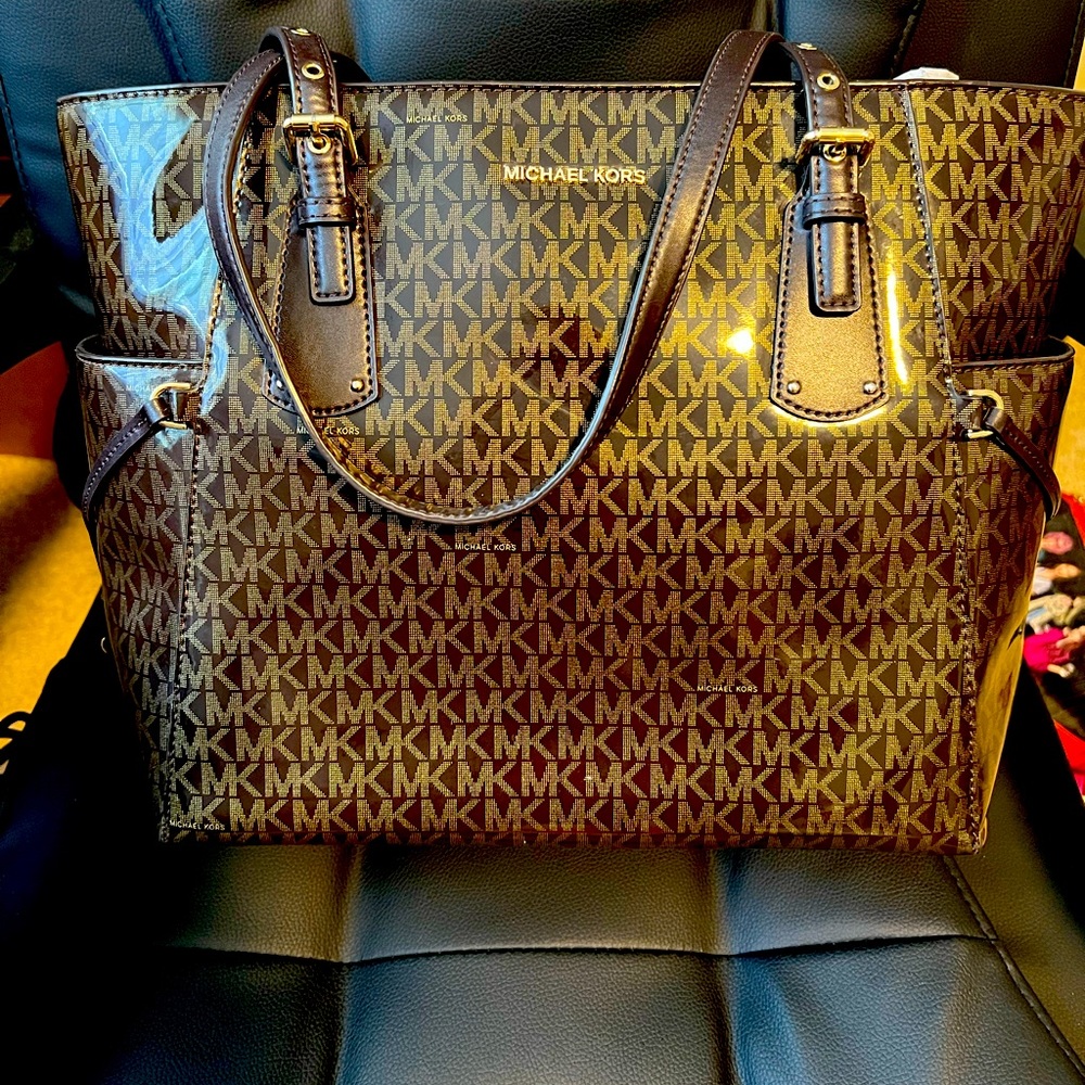 Like New, barely used Michael Kors purse